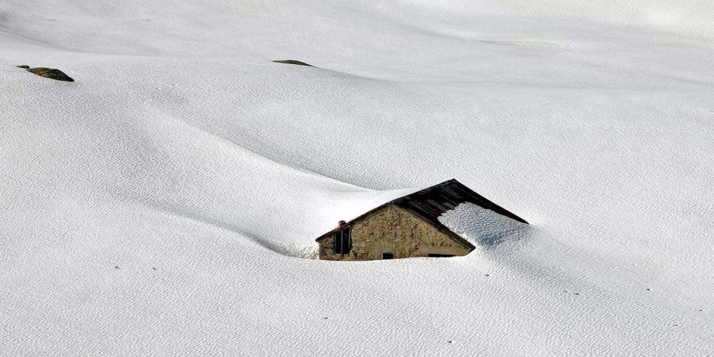 Cabin under snow drift (credit: Ricardo Gomez Angel)